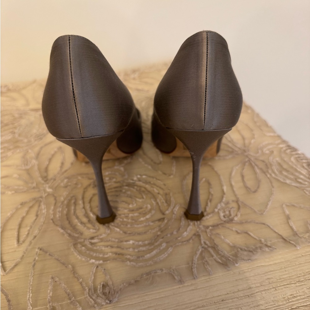 Manolo Blahnik Crystalbi pumps
Absolutely stunning!!! No box.. Dust bag only - Picture 16 of 17